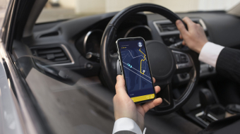 jeune-conducteur-uber-a-l-interieur-de-la-voiture