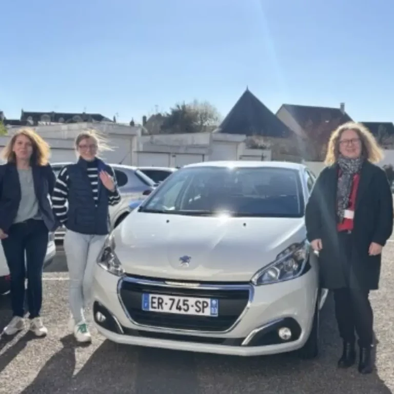 Solidarité : la CAF de l’Allier fait don d’un véhicule à Mobil’Allier
