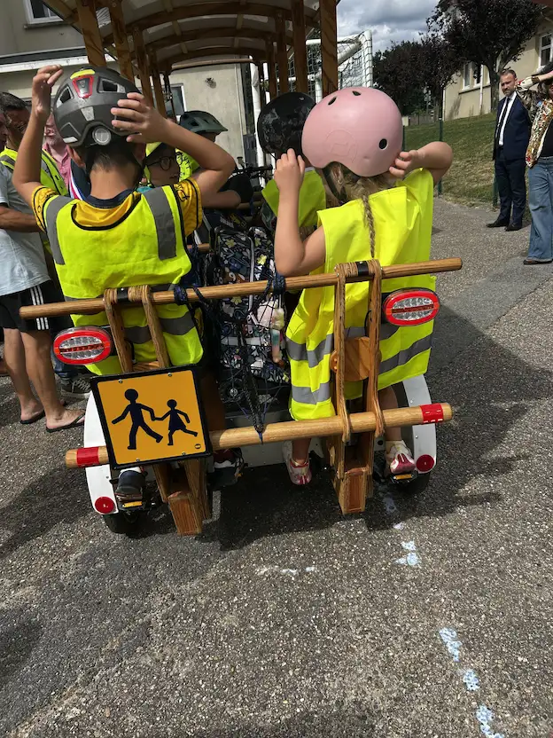 Le WOODYBUS est un vélo-bus à assistance électrique pour emmener les enfants à l'école