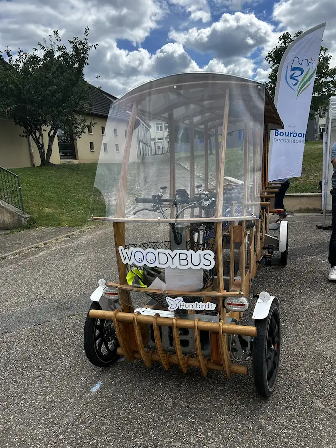 découvrez le Woodybus, un vélo-bus pour aller à l'école en pédalant